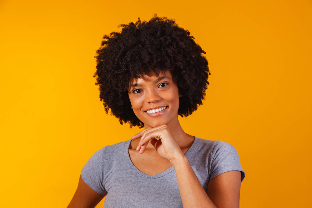 Όμορφη Αφροαμερικανή με αφρικάνικο χτένισμα. - Φωτογραφία, εικόνα