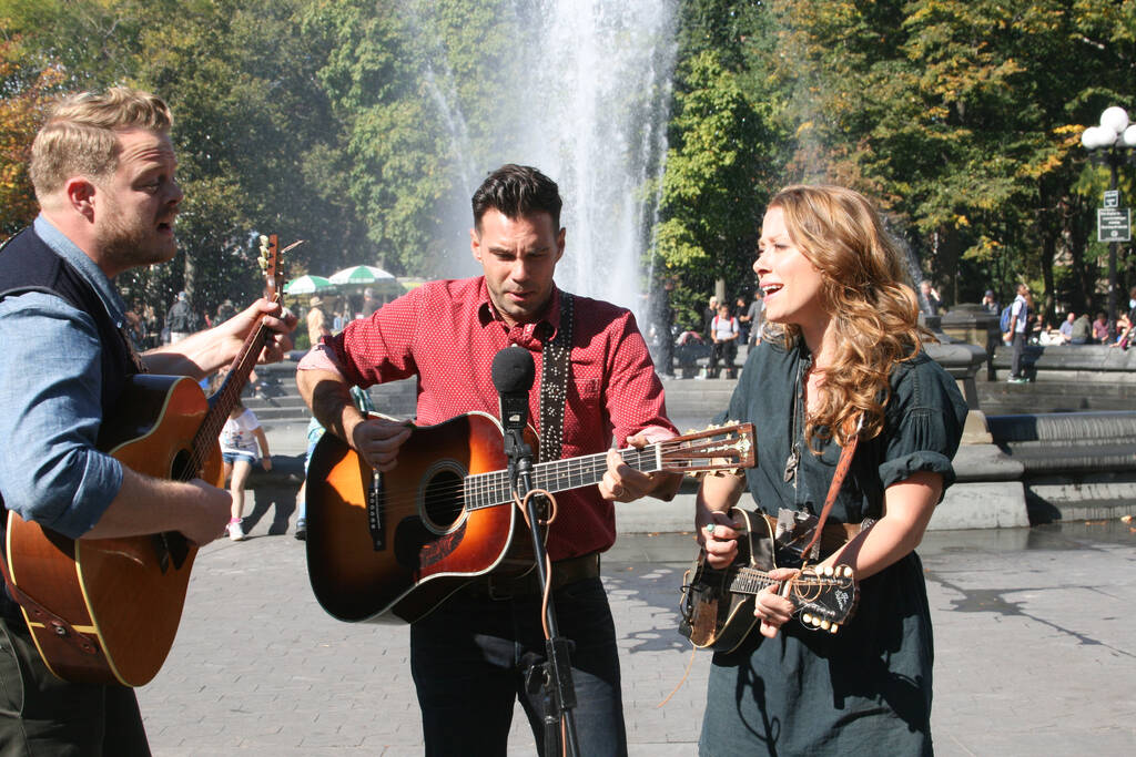The Lone Bellow film een sessie in Washington Square Park in New York - Foto, afbeelding