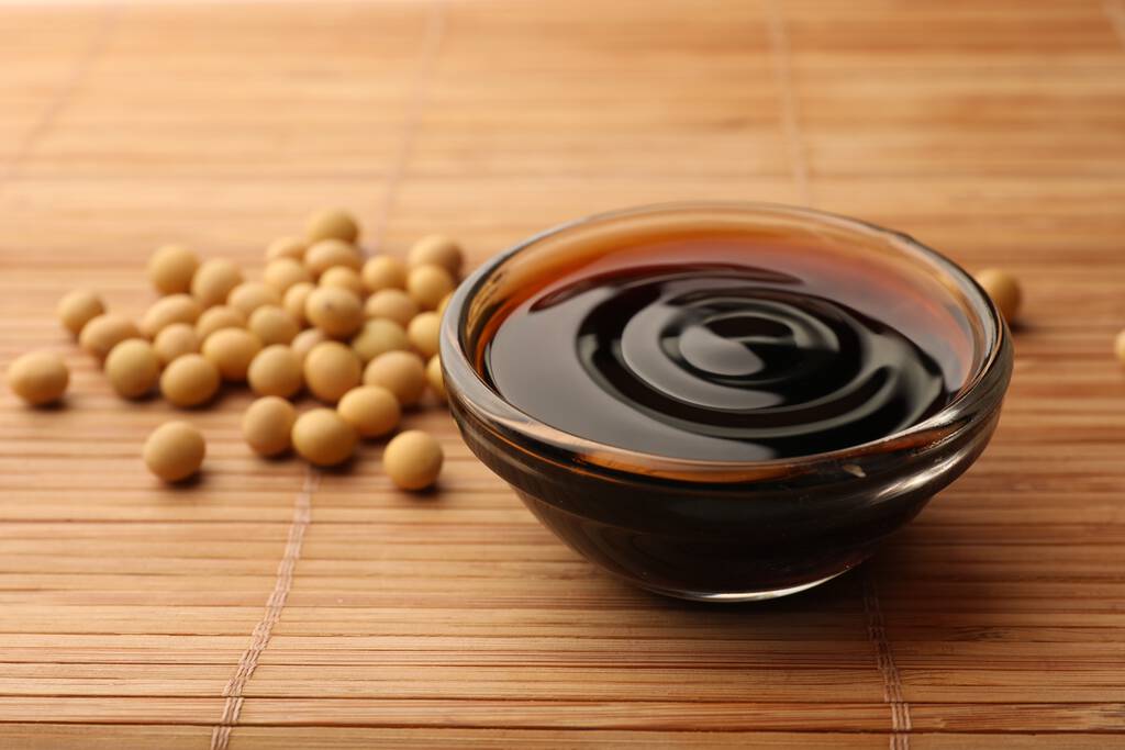 お椀に醤油、竹マットに大豆、クローズアップ - 写真・画像
