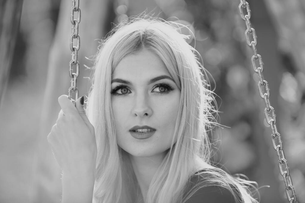 Piękna dziewczyna twarz zbliżenie, na zewnątrz portret młodej kobiety patrząc eways w parku letnim. Lato romantyczny casual kobieta - Zdjęcie, obraz