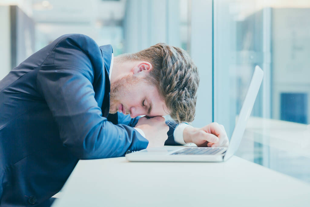 koncepce selhání nebo špatné zprávy, zoufalý smutný unavený podnikatel s mnoha beznadějnými problémy, stres v práci - Fotografie, Obrázek