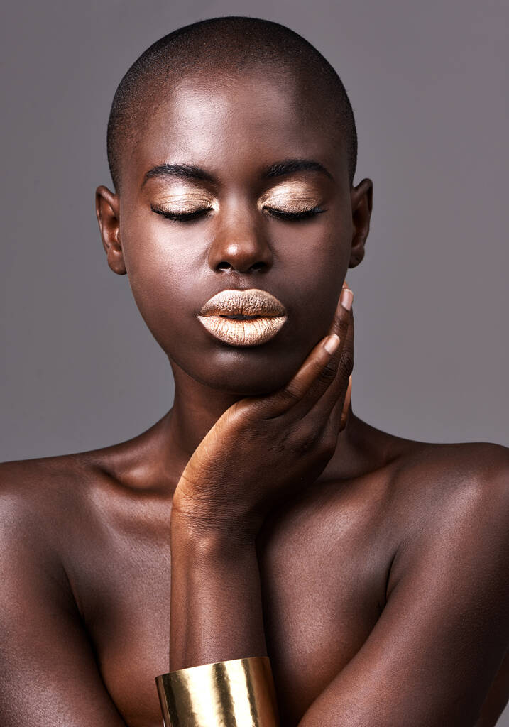 Viviendo la vida modelo. Una hermosa mujer africana de pie en un estudio con los ojos cerrados - Foto, Imagen