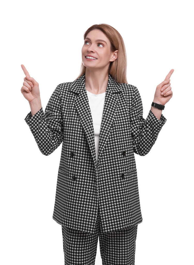 Schöne glückliche Geschäftsfrau zeigt auf etwas auf weißem Hintergrund - Foto, Bild