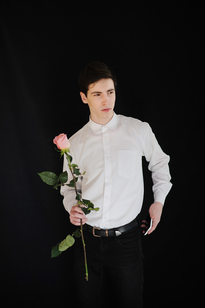 fiatal férfi a rózsa és a telefon - Fotó, kép