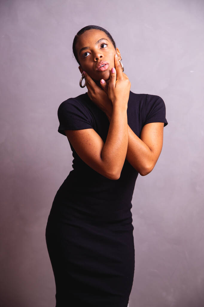 Zwarte vrouw. zwart vrouw portret in fotostudio - Foto, afbeelding