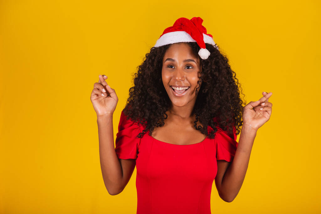 Выразительная возбужденная женщина с Санта-Клаусом на желтом фоне. - Фото, изображение