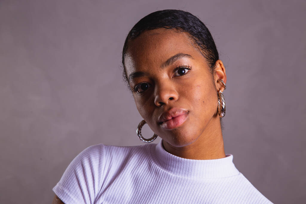 黒人女性。写真スタジオにおける黒人女性の肖像 - 写真・画像