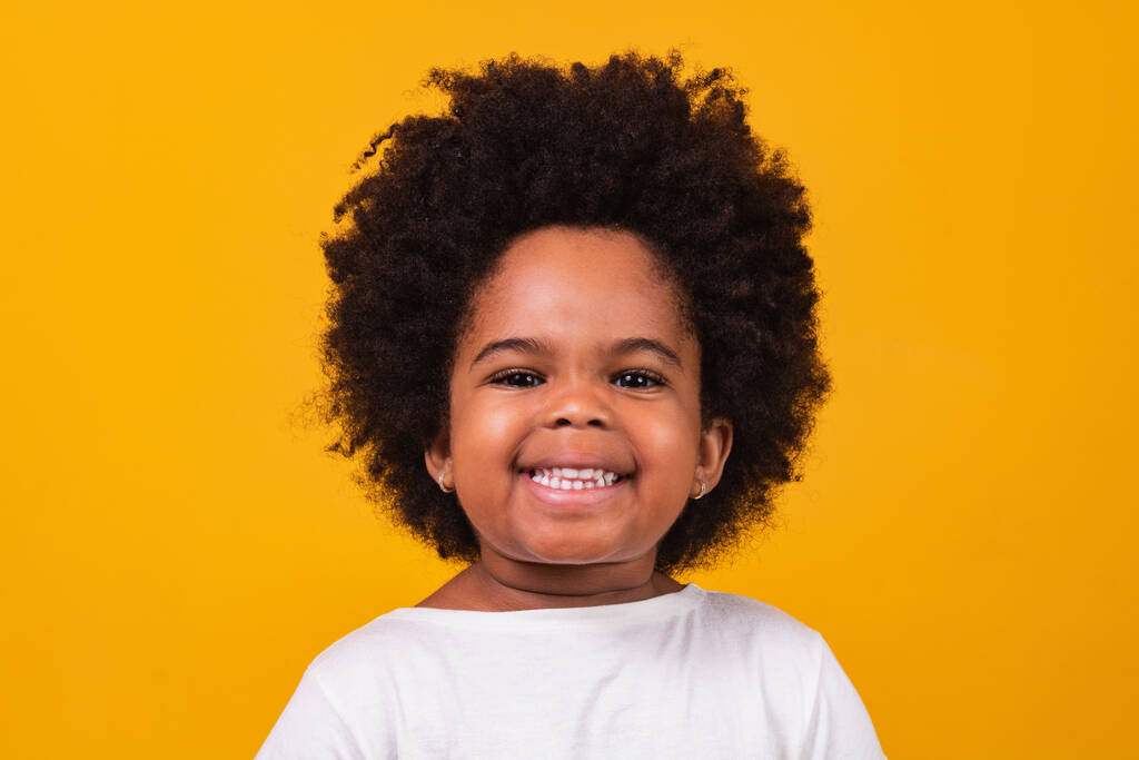 Detailní záběr šťastné malé černošky dívka usmívá s prostorem pro text. - Fotografie, Obrázek