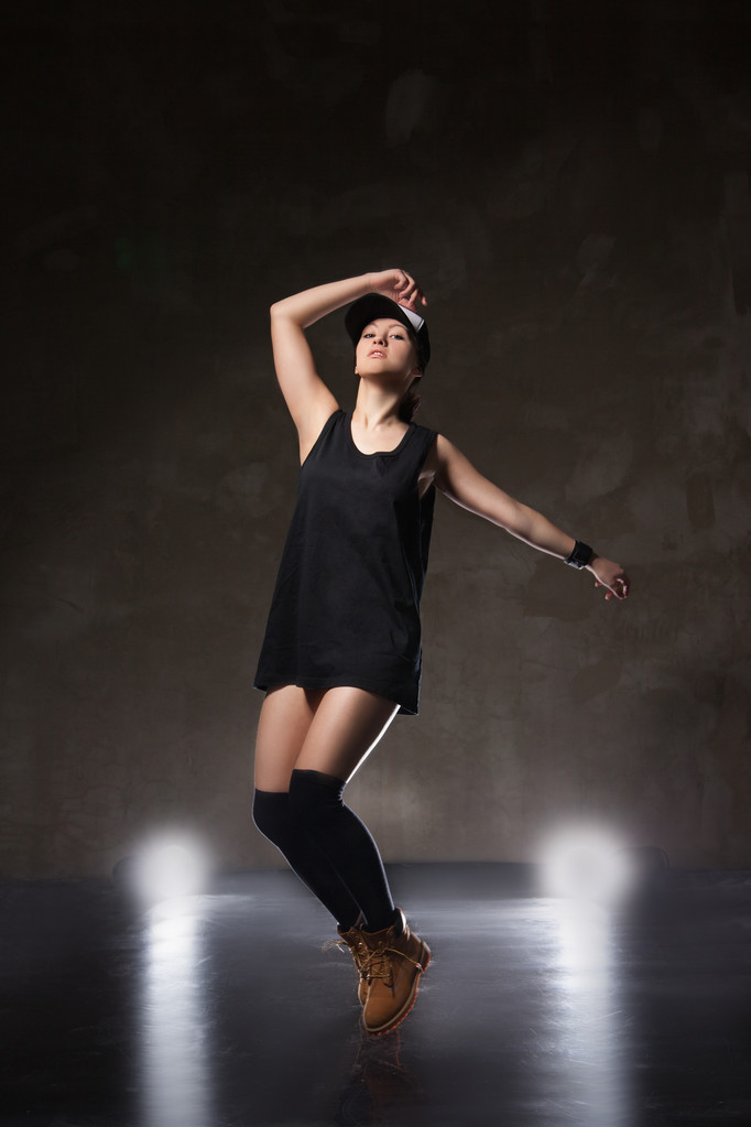 sexy junge Frau in einem trendigen Kleid über schwarzem Hintergrund - Foto, Bild
