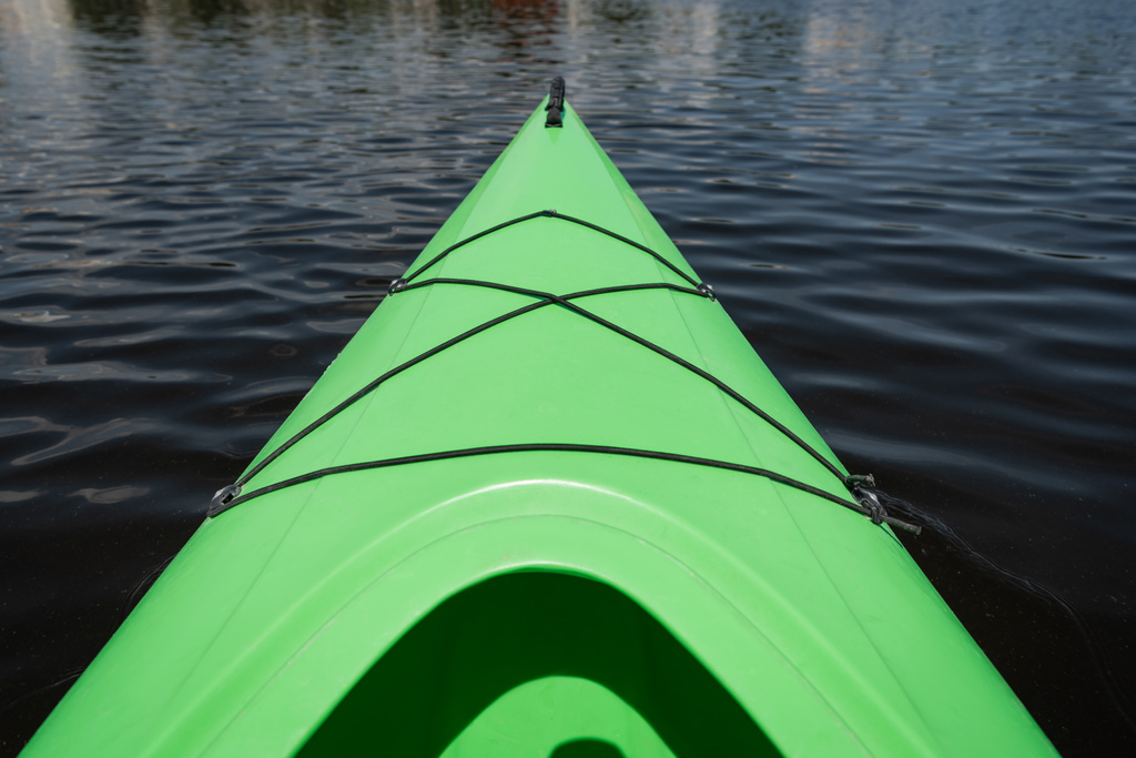 vista ad alto angolo della parte anteriore del kayak sportivo verde brillante sulla superficie dell'acqua calma in estate, ricreazione dell'acqua, destinazione di vacanza, fuga estiva, concetto - Foto, immagini