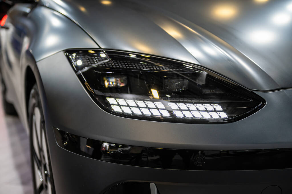 Ryga, Łotwa, 28 kwietnia 2023 r.: reflektory LED i projektowanie samochodów zbliżenie nowego pojazdu elektrycznego Hyundai Ioniq 6, model 2023 - Zdjęcie, obraz