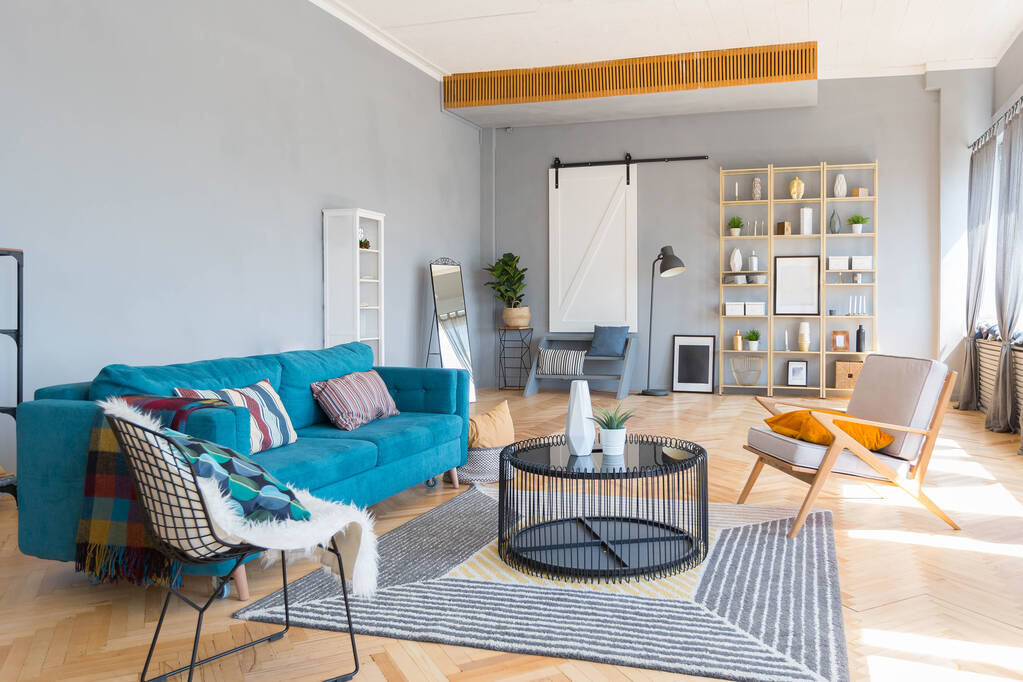 elegante criativo moderno interior da moda de um espaçoso estúdio de estilo escandinavo plano aberto com áreas de estar e dormir - Foto, Imagem