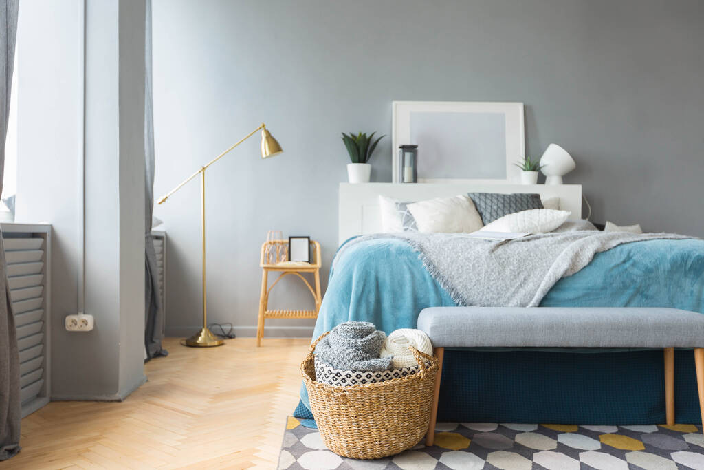 elegante criativo moderno interior da moda de um espaçoso estúdio de estilo escandinavo plano aberto com áreas de estar e dormir - Foto, Imagem