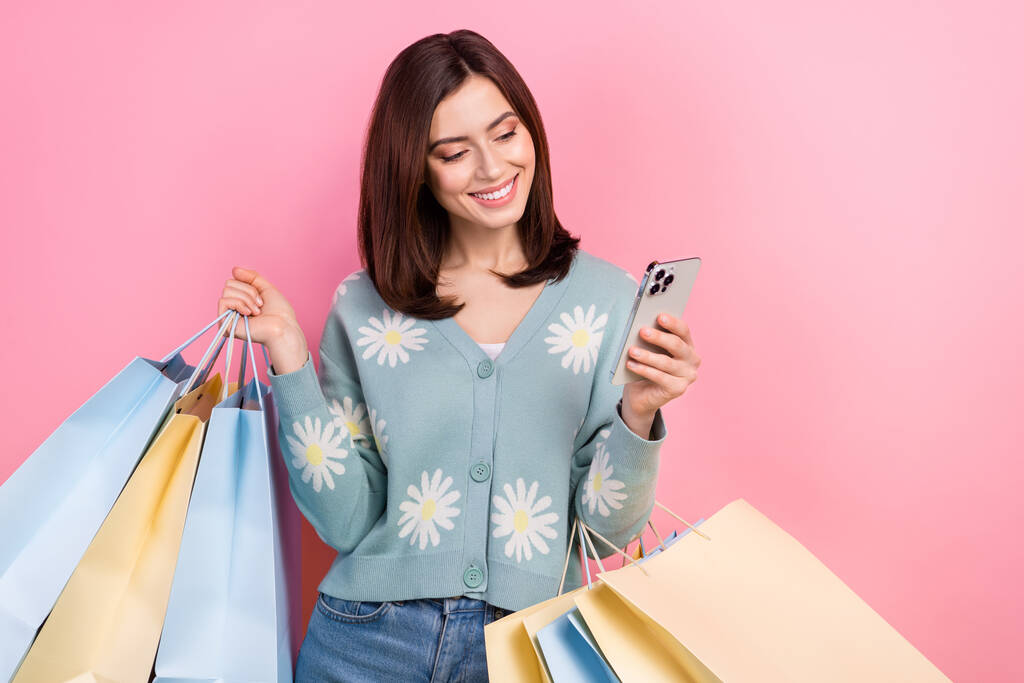 Foto van positieve zoete vrouw gekleed teal outfit online winkelen modern apparaat geïsoleerde roze kleur achtergrond. - Foto, afbeelding