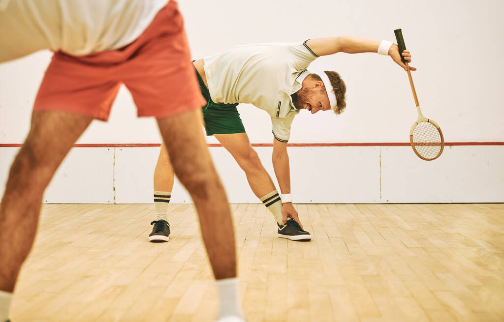 Que melhor maneira de ficar em forma do que com squash. dois jovens se alongando antes de jogar um jogo de squash - Foto, Imagem