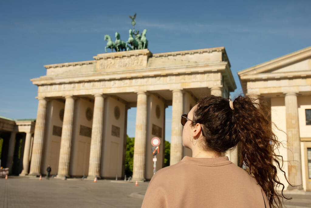 Almanya, Berlin 'deki Brandenburg Kapısını ziyaret eden bir turist   - Fotoğraf, Görsel