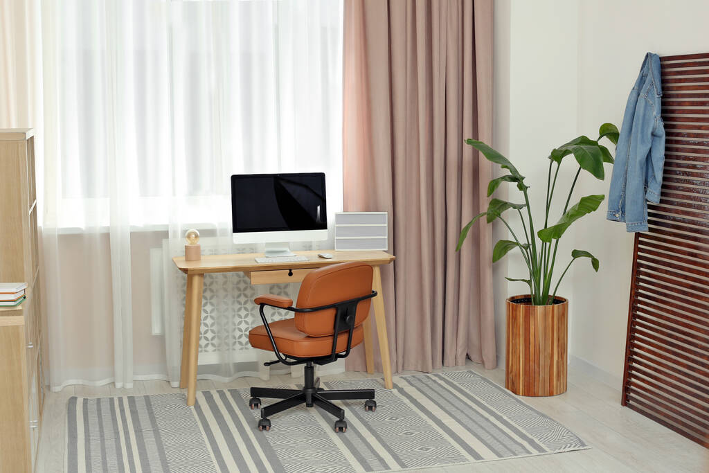 Стильний інтер'єр кімнати підлітка з робочим місцем і красивим кімнатним рослиною
 - Фото, зображення