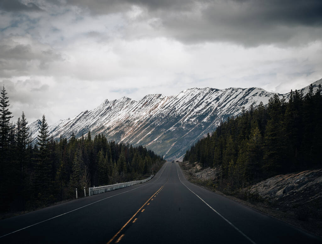 De weg 93 prachtige Icefield Parkway in de herfst Jasper en banff National Park, Canada. - Foto, afbeelding