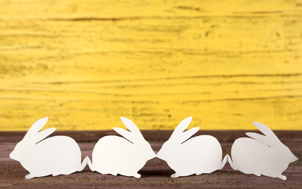 Бумажные пасхальные кролики на фоне цвета дерева
 - Фото, изображение