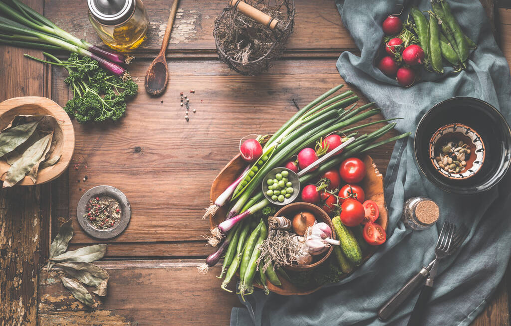 Υγιεινή χορτοφαγική διατροφή και σπιτική μαγειρική έννοια. Συστατικά Vegan σε ρουστίκ ξύλινο τραπέζι με βότανα και μπαχαρικά. Βιολογικά λαχανικά κήπου σε ξύλινο μπολ. Στο πάνω μέρος. Παλαιό διαιτολόγιο. - Φωτογραφία, εικόνα