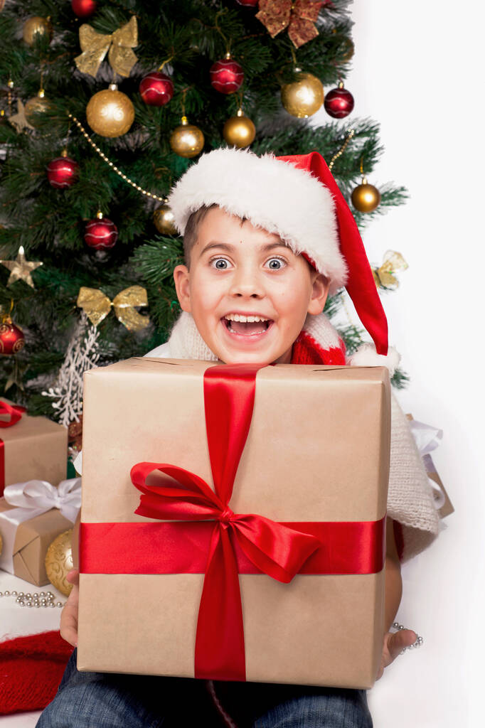 Crianças de Natal. Presentes de abertura de crianças felizes. Ano Novo. Árvore de Natal
 - Foto, Imagem