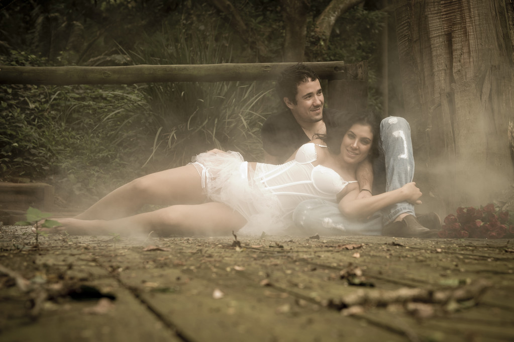 Młody piękny para korzystających romantyczny czas razem w lesie - Zdjęcie, obraz