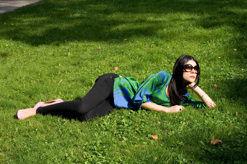 chica acostada en la hierba en el parque - Foto, Imagen
