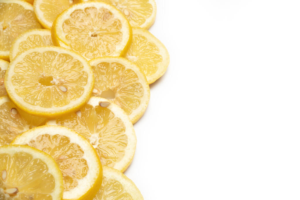 rebanadas de limón superpuestas sobre fondo blanco con espacio de copia - Foto, imagen