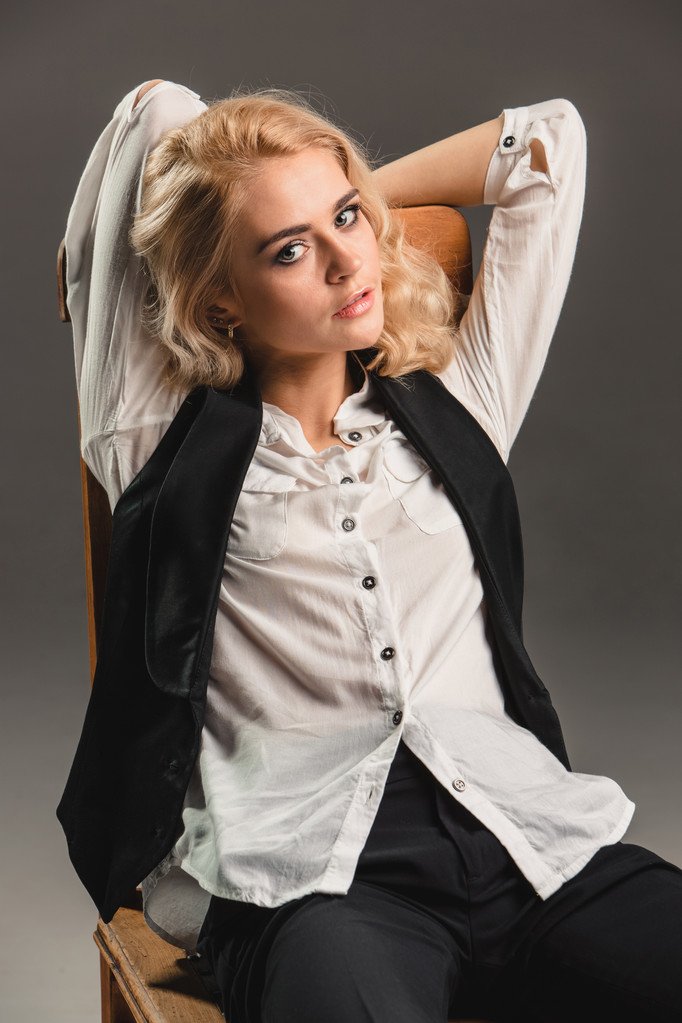Краса блондинка на стільці
 - Фото, зображення