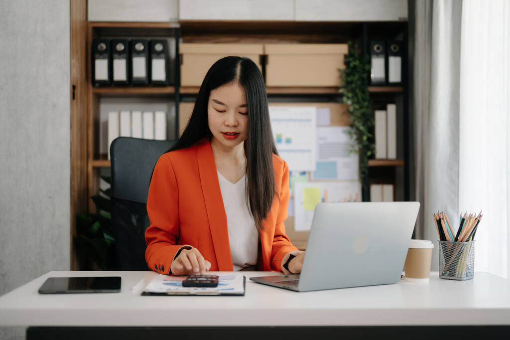 Bizneswoman za pomocą tabletu i laptopa w biurze - Zdjęcie, obraz