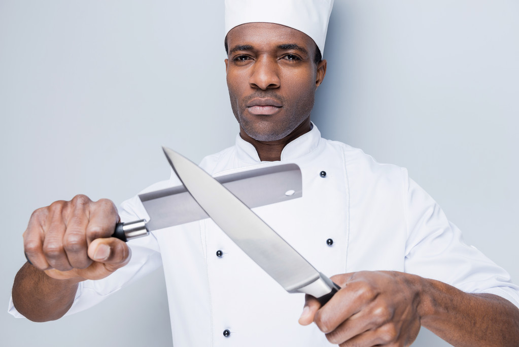 Chef africano che tiene coltelli
 - Foto, immagini