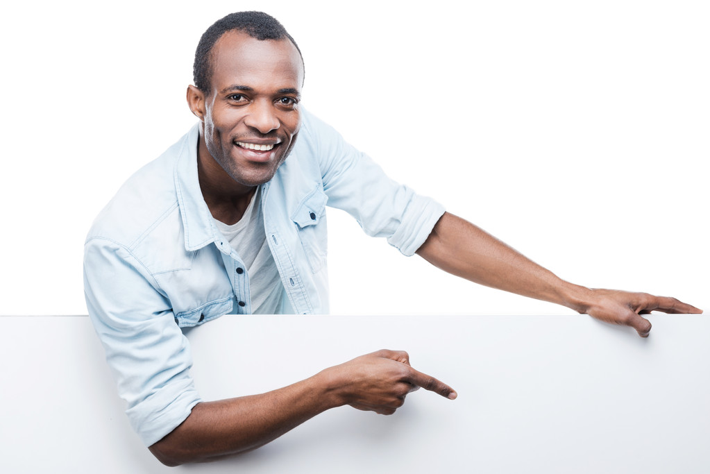 Hombre afroamericano apoyado en el espacio de copia
 - Foto, Imagen