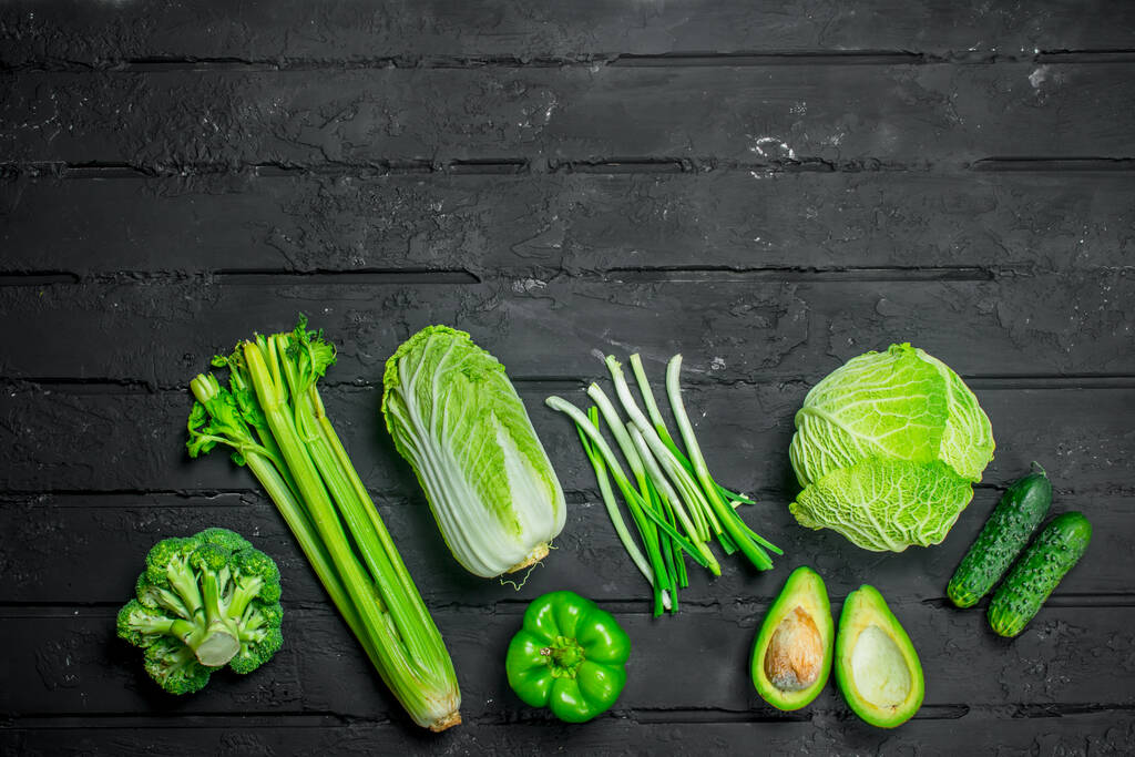 De la nourriture biologique. Assortiment de légumes verts sains. Sur un fond rustique noir
. - Photo, image