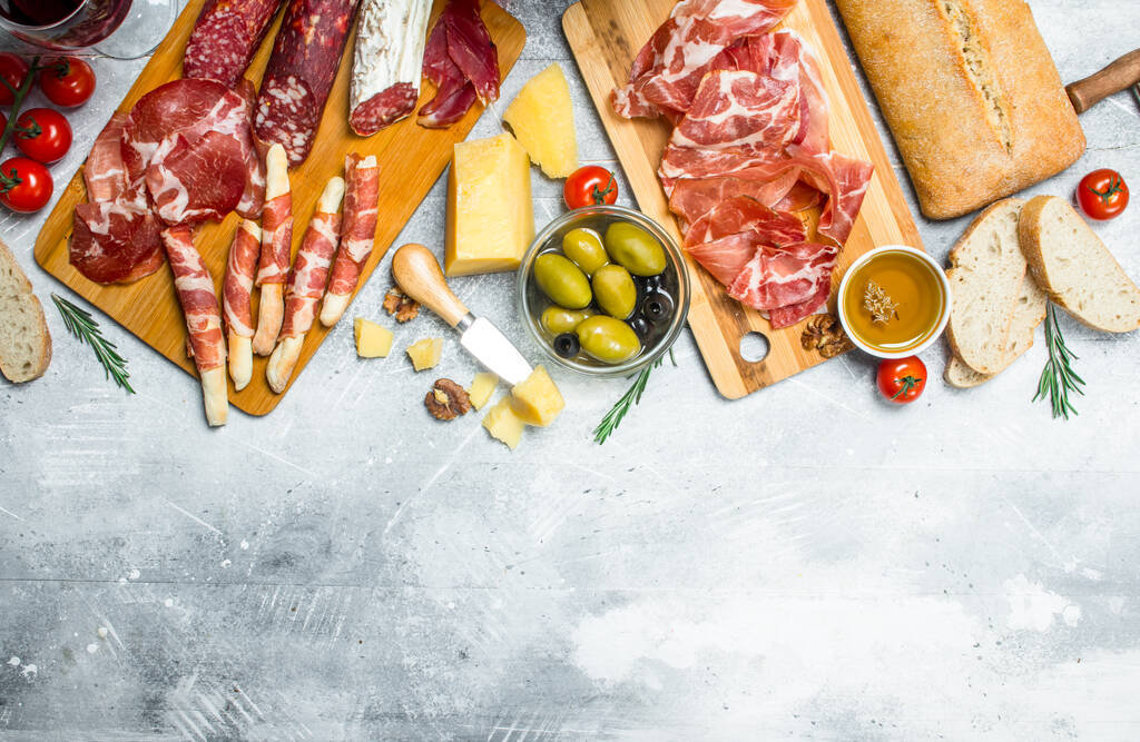 Antipasto Hintergrund. verschiedene italienische Snacks. auf rustikalem Hintergrund. - Foto, Bild