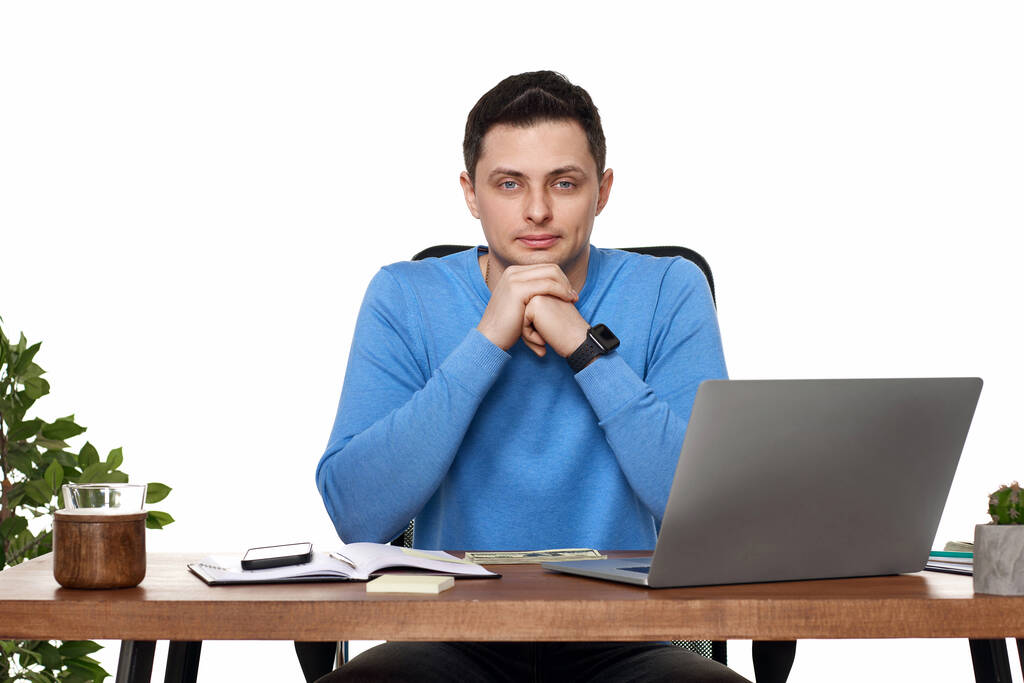 empresário homem usando computador portátil para o trabalho on-line na mesa em fundo branco - Foto, Imagem