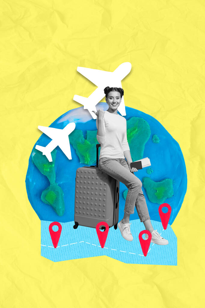 Imagem de colagem vertical de mini feliz preto branco gama menina segurar bilhetes de avião passaporte apontar dedo grande planeta terra luva destino marca. - Foto, Imagem