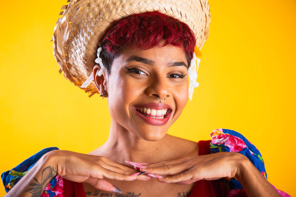 mujer brasileña con ropa de fiesta junina. Arraial, Fiesta de San Juan. expresiones de primer plano. - Foto, imagen