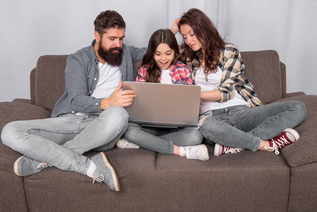 rodiče s ohromeným dítětem použití PC doma, nakupování. - Fotografie, Obrázek