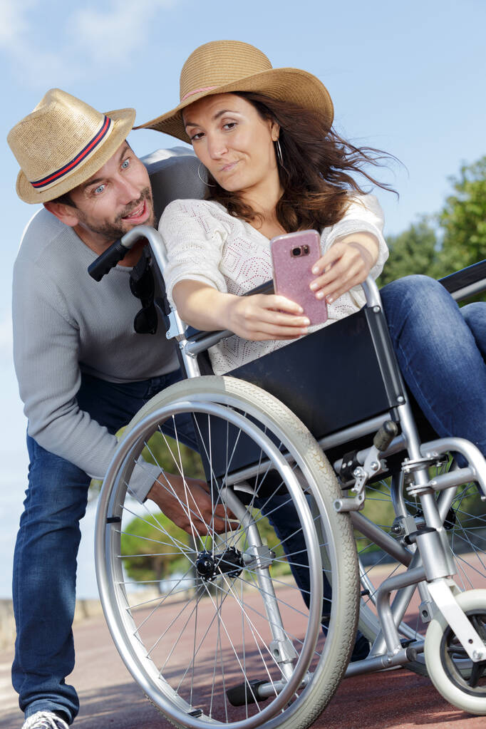 pareja en silla de ruedas tomando una selfie - Foto, Imagen