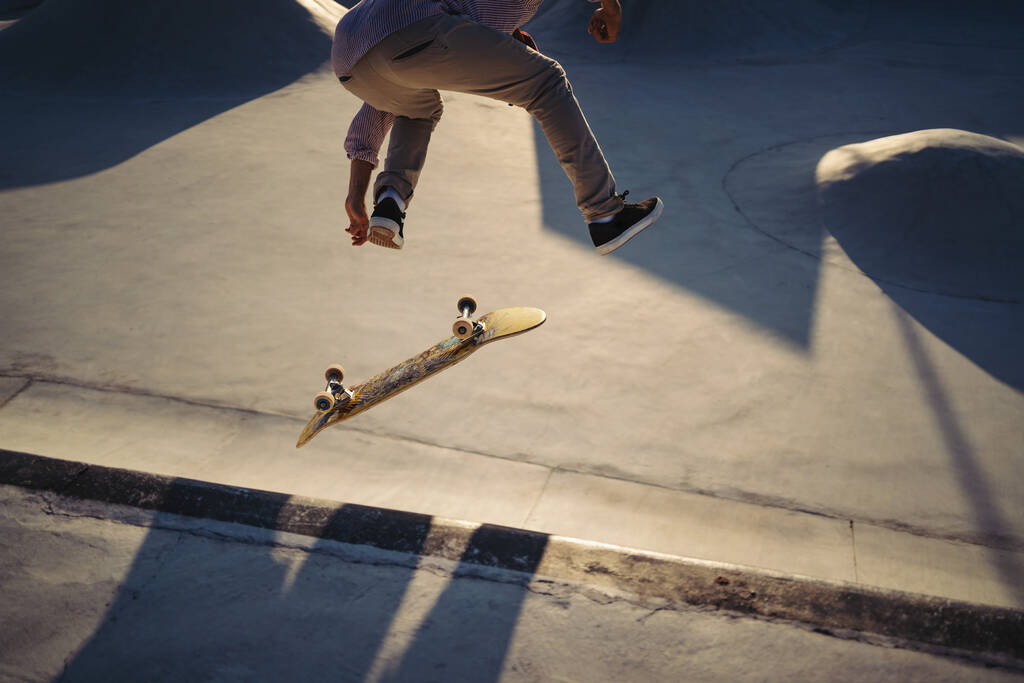Портрет скейтбордиста стрибає на скейт-парку. Сонячне світло, стиль життя. - Фото, зображення