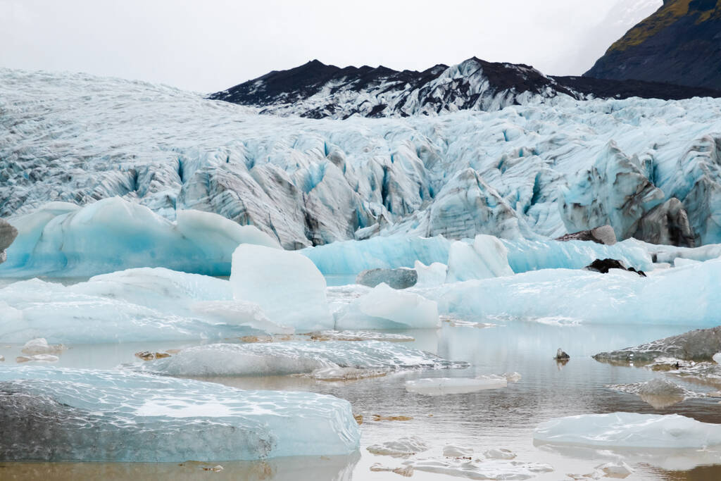 Gletsjer in IJsland, Puur blauw ijs tijdens het winterseizoen, Bevroren Prachtig natuurlandschap in Noord-Europa Land. Opwarming van de aarde en klimaatveranderingsconcept. Vatnajokull gletsjer. - Foto, afbeelding