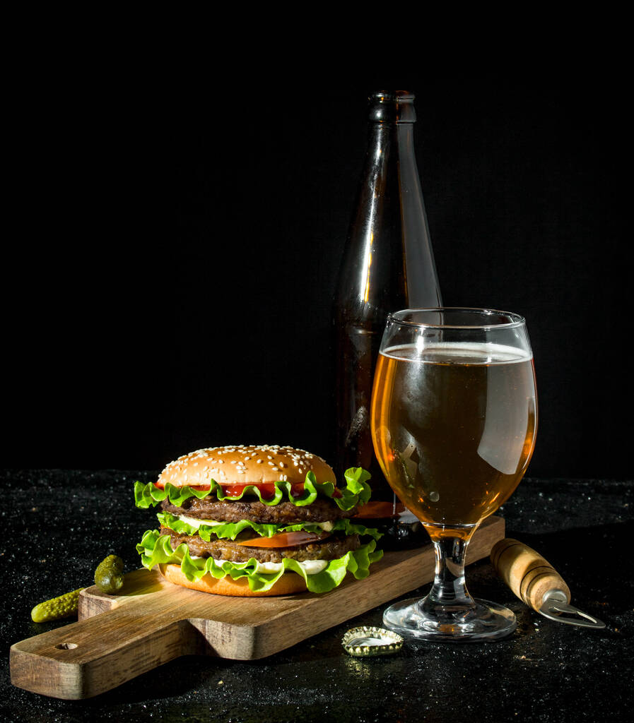 Biralı burger. Rustik arka planda - Fotoğraf, Görsel