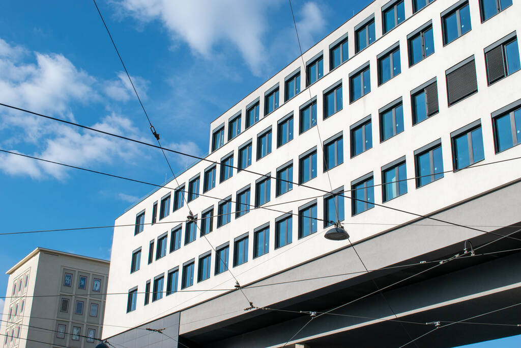 ciel bleu, nature et architecture moderne dans la rue de la ville de Vienne - Photo, image