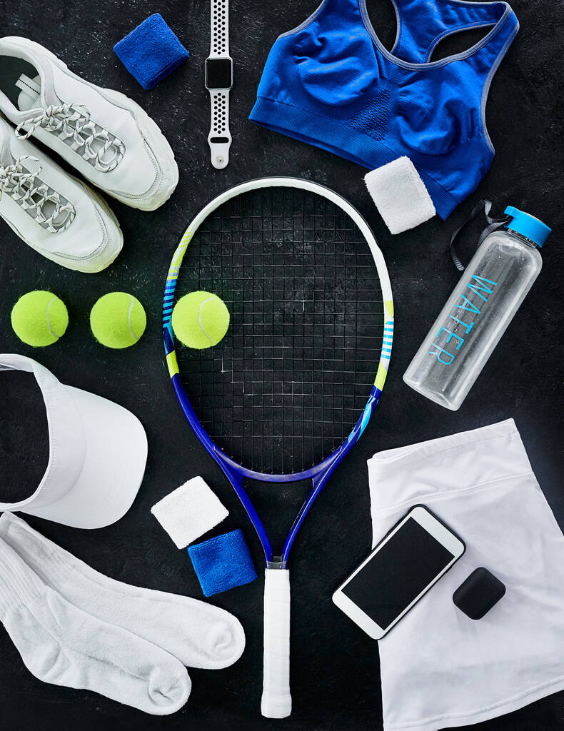 Kell egy táska. Magas szögű felvétel tenisz lényeges elhelyezett tetején egy sötét háttér belül egy stúdió - Fotó, kép