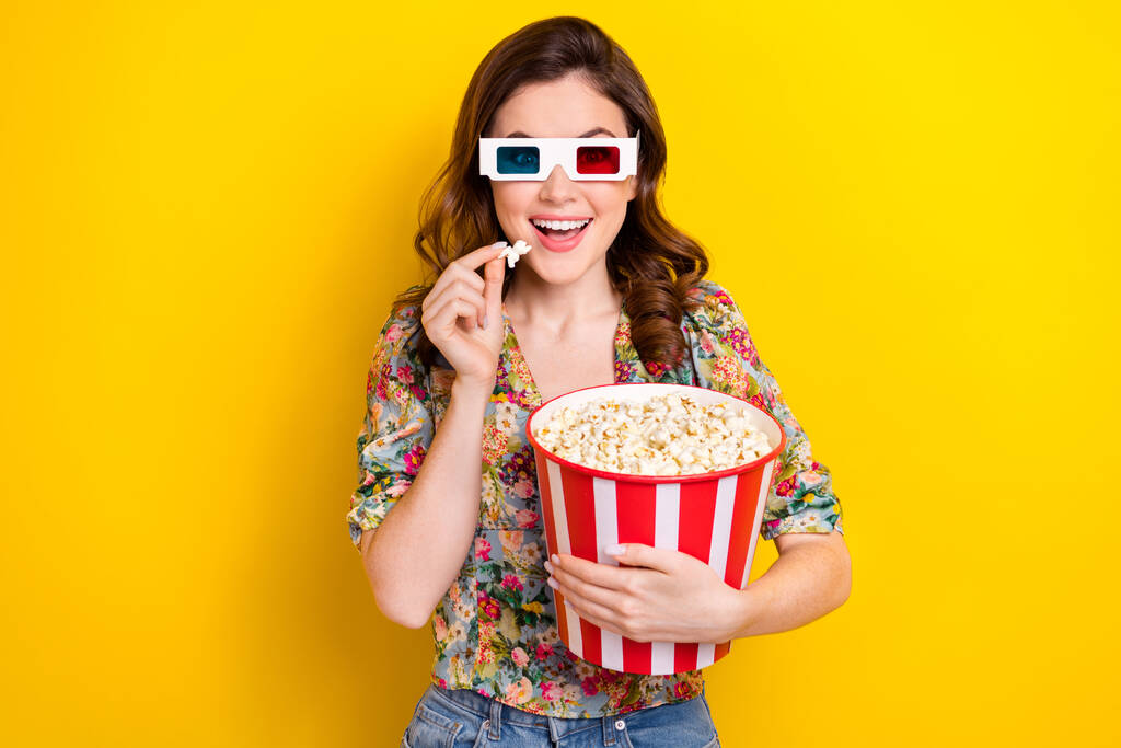 Photo of funky overjoyed személy kar hold nagy popcorn vödör óra 3D szemüveg film elszigetelt sárga színű háttér. - Fotó, kép