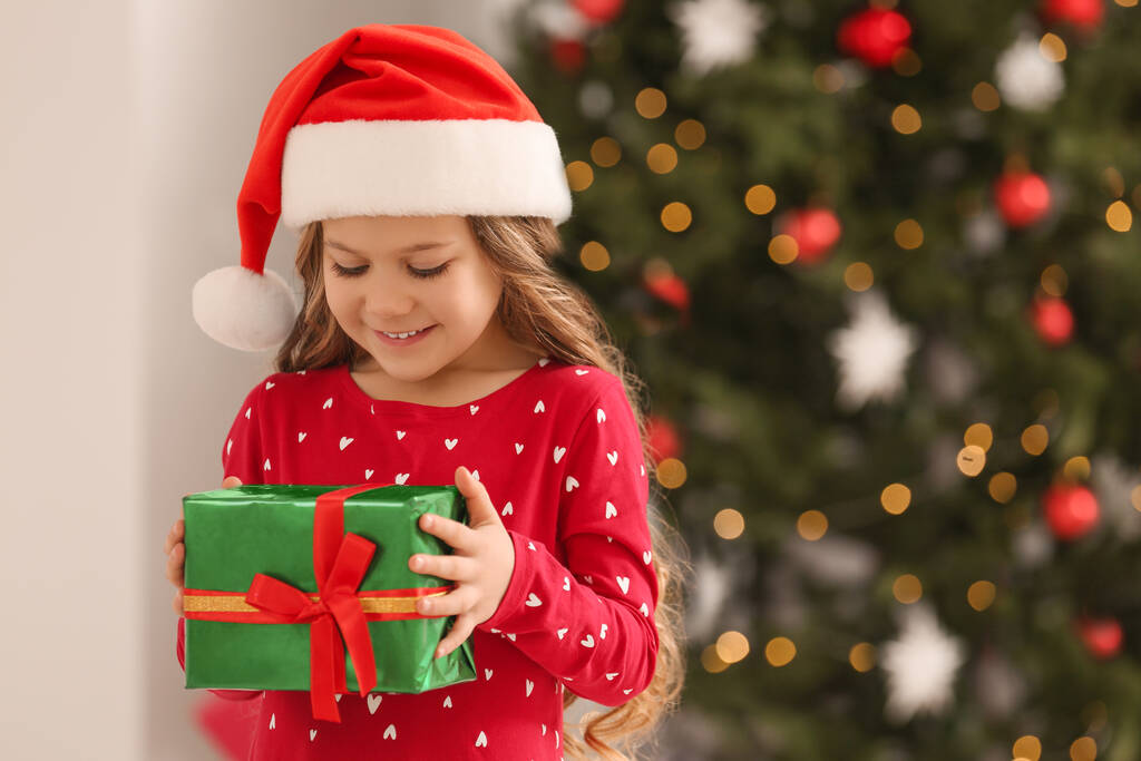 Счастливая девушка с рождественским подарком дома. Пространство для текста - Фото, изображение