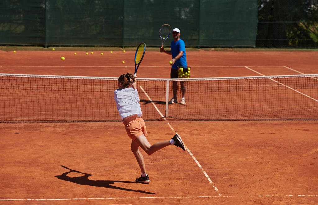 Una tennista professionista e il suo allenatore si allenano in una giornata di sole al campo da tennis. Formazione e preparazione di un tennista professionista. - Foto, immagini