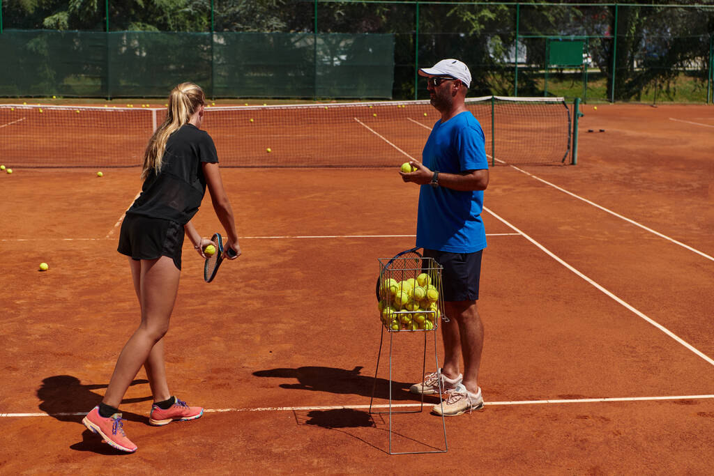プロのテニス選手と彼女のコーチのトレーニングは、テニスコートで晴れた日に。プロのテニス選手のトレーニングと準備. - 写真・画像