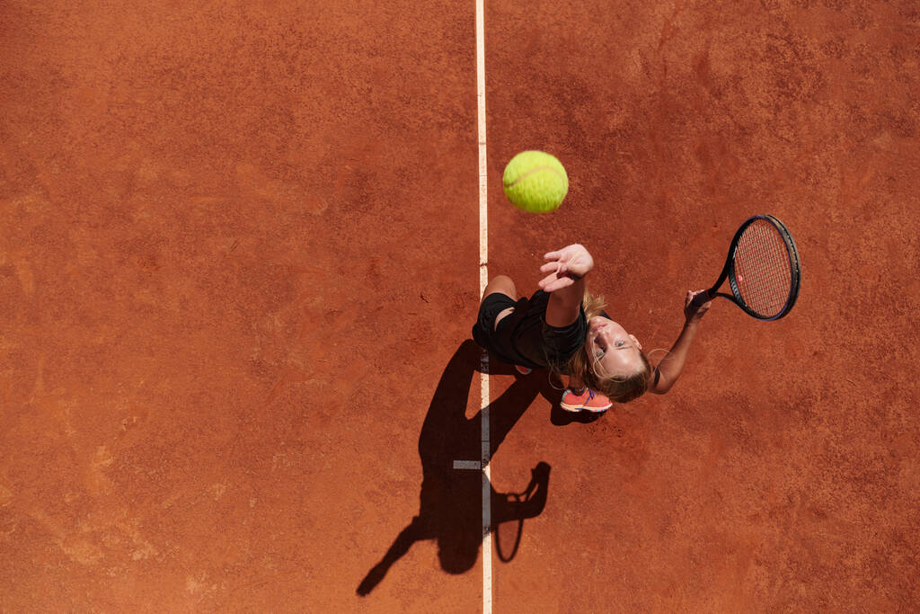 Top näkymä tennispelaaja palvelee tennispallo kentällä tarkasti ja teho.  - Valokuva, kuva
