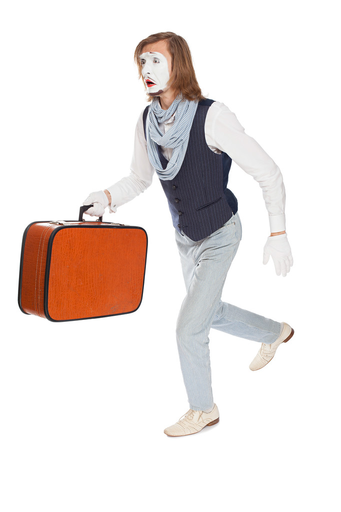 актер-мим, бегущий с чемоданом в руке
 - Фото, изображение